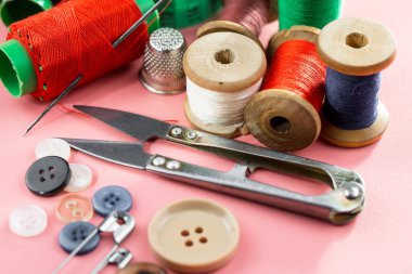 İplikler, iğneler ve dikiş malzemeleri.