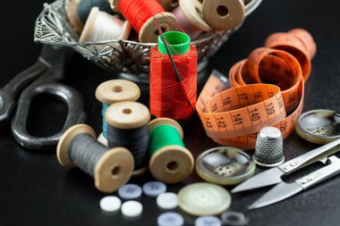 İplikler, iğneler ve dikiş malzemeleri.
