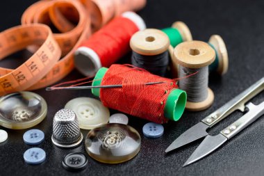 İplikler, iğneler ve dikiş malzemeleri.