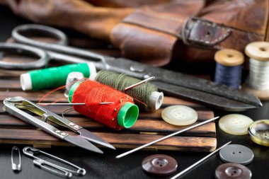 İplikler, iğneler ve dikiş malzemeleri.