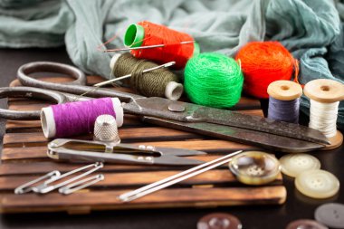 İplikler, iğneler ve dikiş malzemeleri.