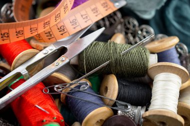 İplikler, iğneler ve dikiş malzemeleri.