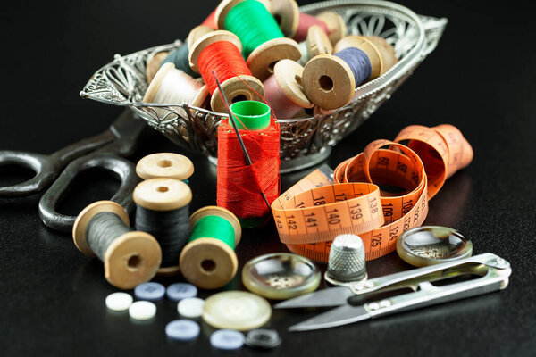 Нитки, иглы и швейные принадлежности.