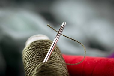 İplikler, iğneler ve dikiş malzemeleri.