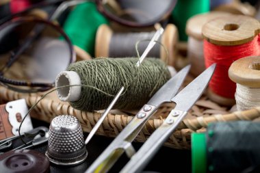İplikler, iğneler ve dikiş malzemeleri.