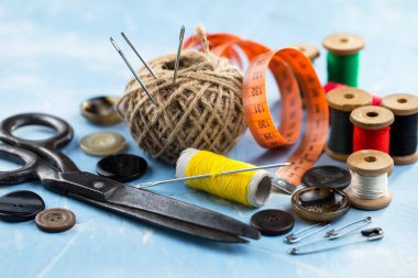 İplikler, iğneler ve dikiş malzemeleri.