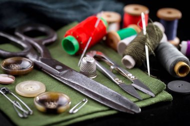 İplikler, iğneler ve dikiş malzemeleri.