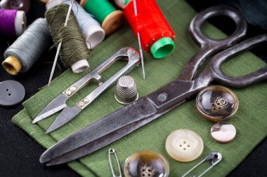 İplikler, iğneler ve dikiş malzemeleri.