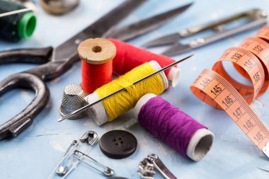 İplikler, iğneler ve dikiş malzemeleri.