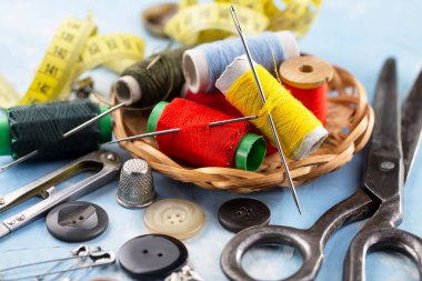 İplikler, iğneler ve dikiş malzemeleri.