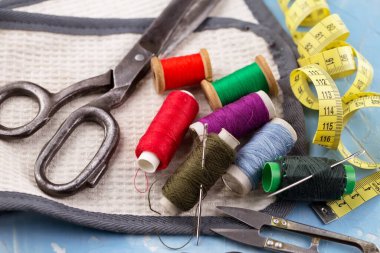 İplikler, iğneler ve dikiş malzemeleri.