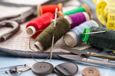 İplikler, iğneler ve dikiş malzemeleri.