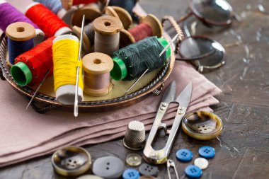 İplikler, iğneler ve dikiş malzemeleri.