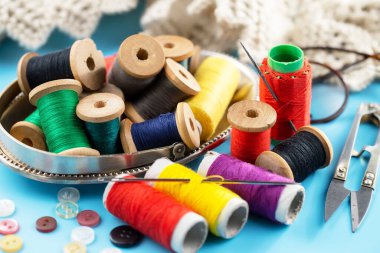İplikler, iğneler ve dikiş malzemeleri.