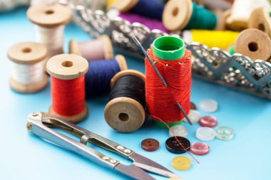 İplikler, iğneler ve dikiş malzemeleri.