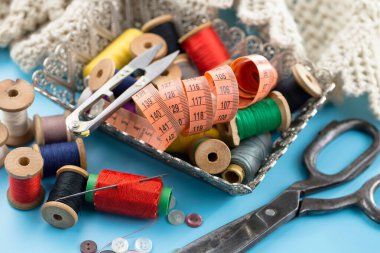 İplikler, iğneler ve dikiş malzemeleri.