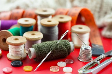 İplikler, iğneler ve dikiş malzemeleri.