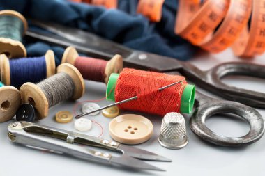 İplikler, iğneler ve dikiş malzemeleri.