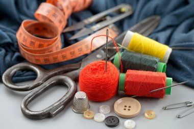 İplikler, iğneler ve dikiş malzemeleri.