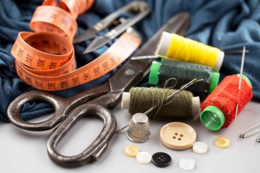 İplikler, iğneler ve dikiş malzemeleri.