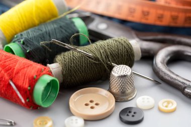 İplikler, iğneler ve dikiş malzemeleri.
