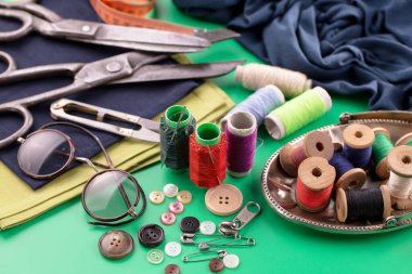 İplikler, iğneler ve dikiş malzemeleri.