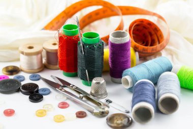 İplikler, iğneler ve dikiş malzemeleri.