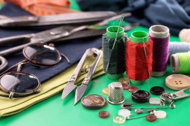 İplikler, iğneler ve dikiş malzemeleri.
