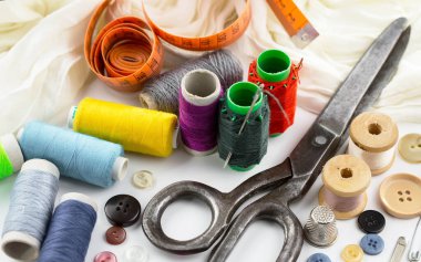 İplikler, iğneler ve dikiş malzemeleri.