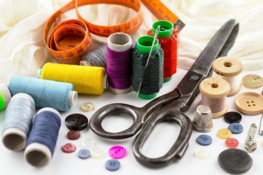 İplikler, iğneler ve dikiş malzemeleri.