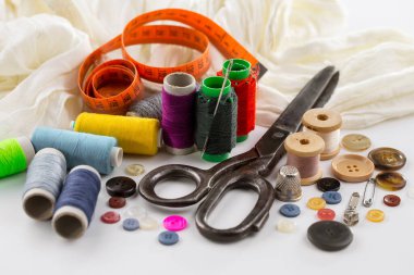 İplikler, iğneler ve dikiş malzemeleri.