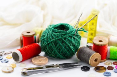 İplikler, iğneler ve dikiş malzemeleri.