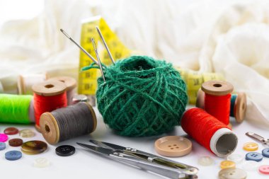 İplikler, iğneler ve dikiş malzemeleri.