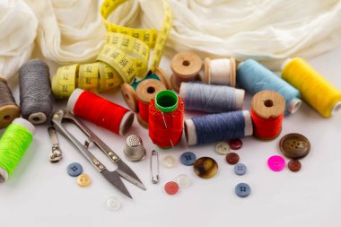İplikler, iğneler ve dikiş malzemeleri.