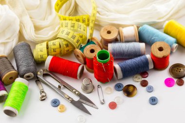 İplikler, iğneler ve dikiş malzemeleri.