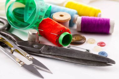 İplikler, iğneler ve dikiş malzemeleri.