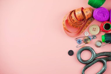İplikler, iğneler ve dikiş malzemeleri.