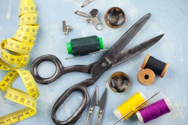 İplikler, iğneler ve dikiş malzemeleri.