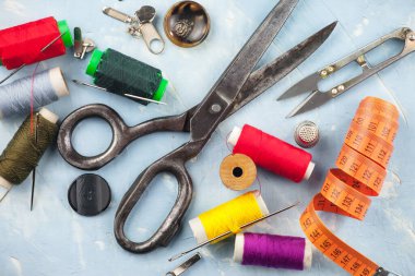 İplikler, iğneler ve dikiş malzemeleri.