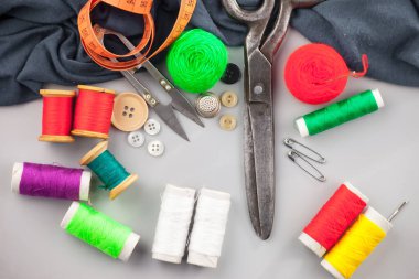 İplikler, iğneler ve dikiş malzemeleri.