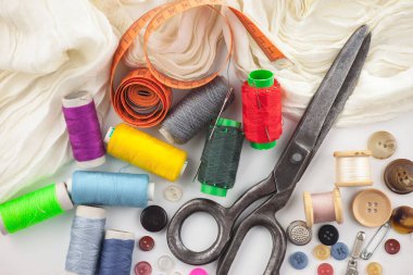 İplikler, iğneler ve dikiş malzemeleri.