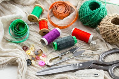 İplikler, iğneler ve dikiş malzemeleri.