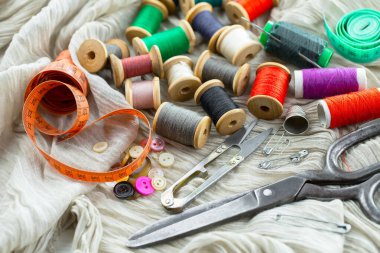 İplikler, iğneler ve dikiş malzemeleri.