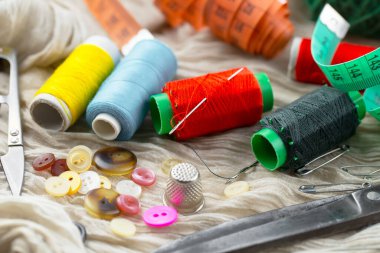 İplikler, iğneler ve dikiş malzemeleri.
