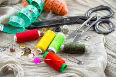 İplikler, iğneler ve dikiş malzemeleri.