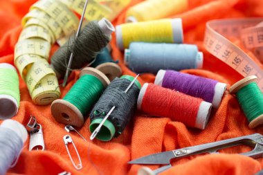 İplikler, iğneler ve dikiş malzemeleri.