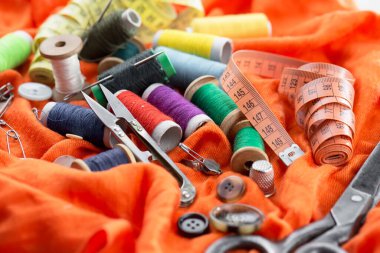 İplikler, iğneler ve dikiş malzemeleri.