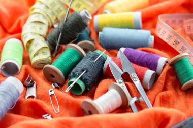 İplikler, iğneler ve dikiş malzemeleri.