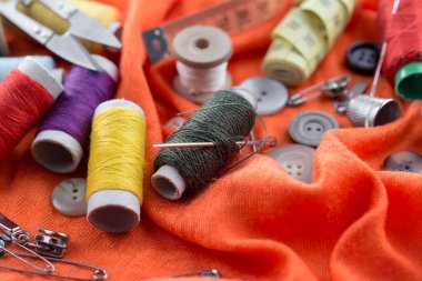 İplikler, iğneler ve dikiş malzemeleri.