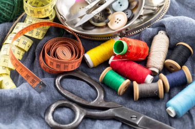 İplikler, iğneler ve dikiş malzemeleri.